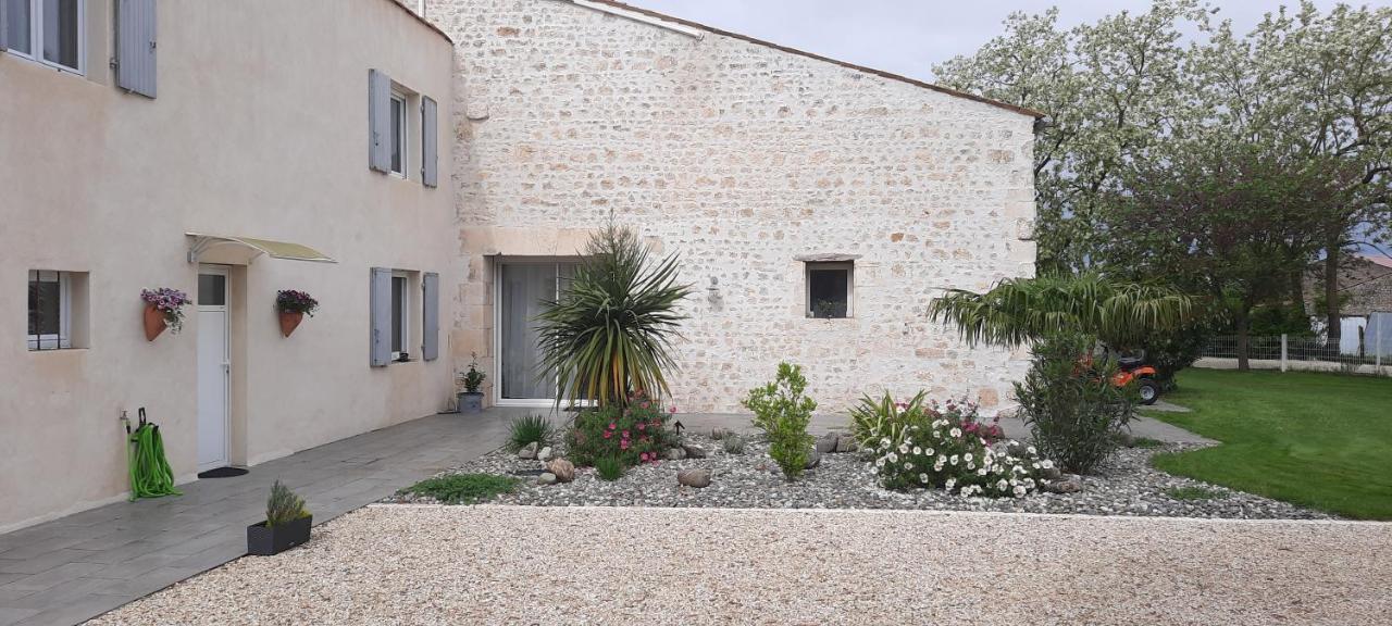 Gite 4 Personnes Avec Piscine Entre Saintes Et Royan Balanzac Bagian luar foto